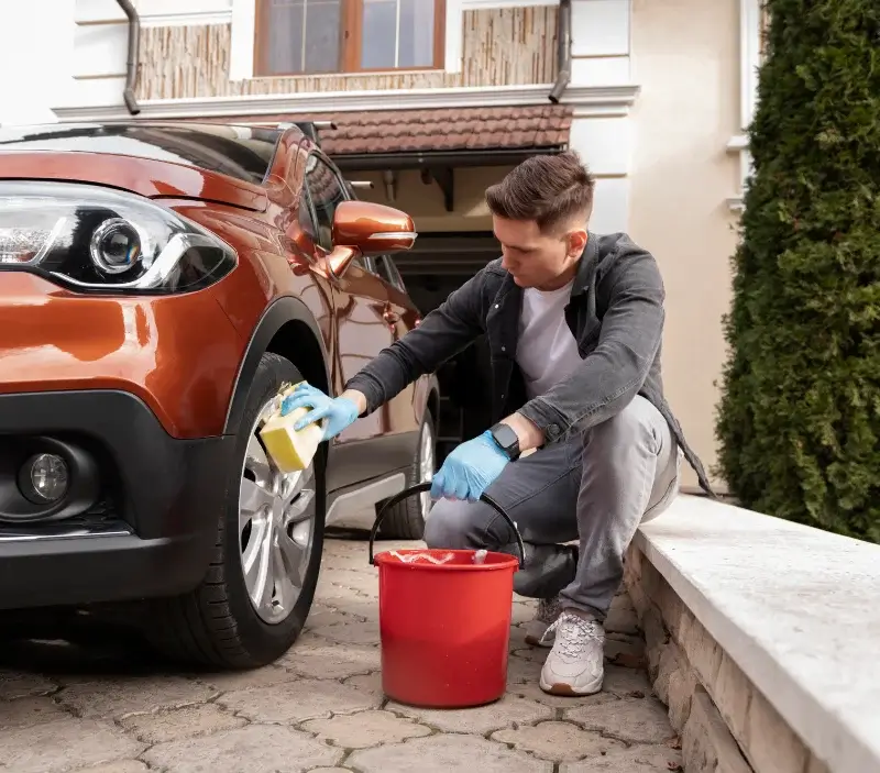 Lavage auto à domicile Ogy-Montoy-Flanville : professionnel intervenant sur un véhicule